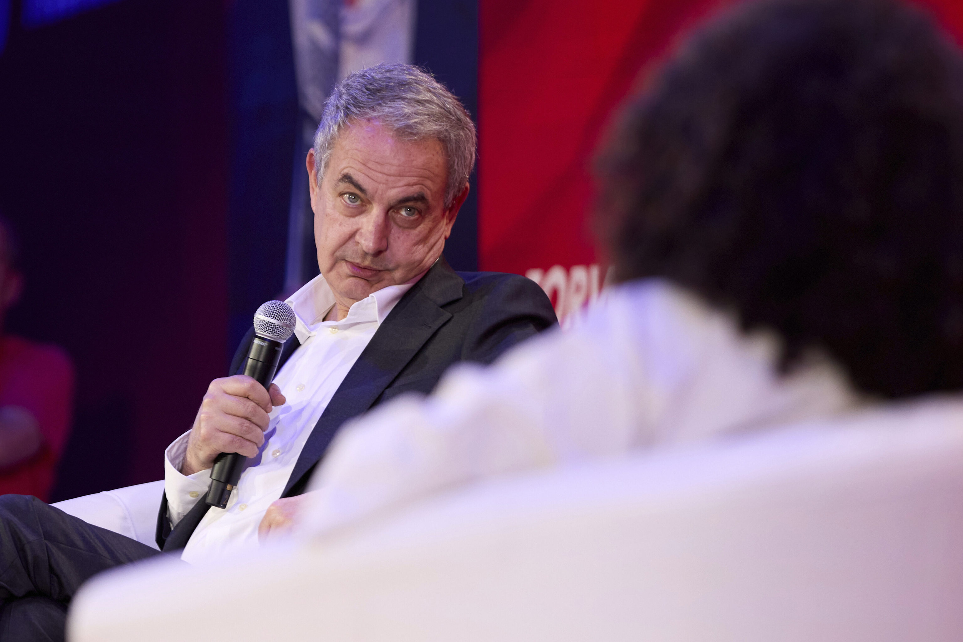 Un chat de Signal interceptado y 5 toneladas de oro expoliadas a Venezuela destaparon a Zapatero y a la presunta trama de blanqueo Una conversación sobre lavado de dinero venezolano y un cargamento de oro enviado a Dubai por Rodolfo Reyes, dueño de Plus Ultra, fueron la rendija que permitió descubrir el entramado Leer