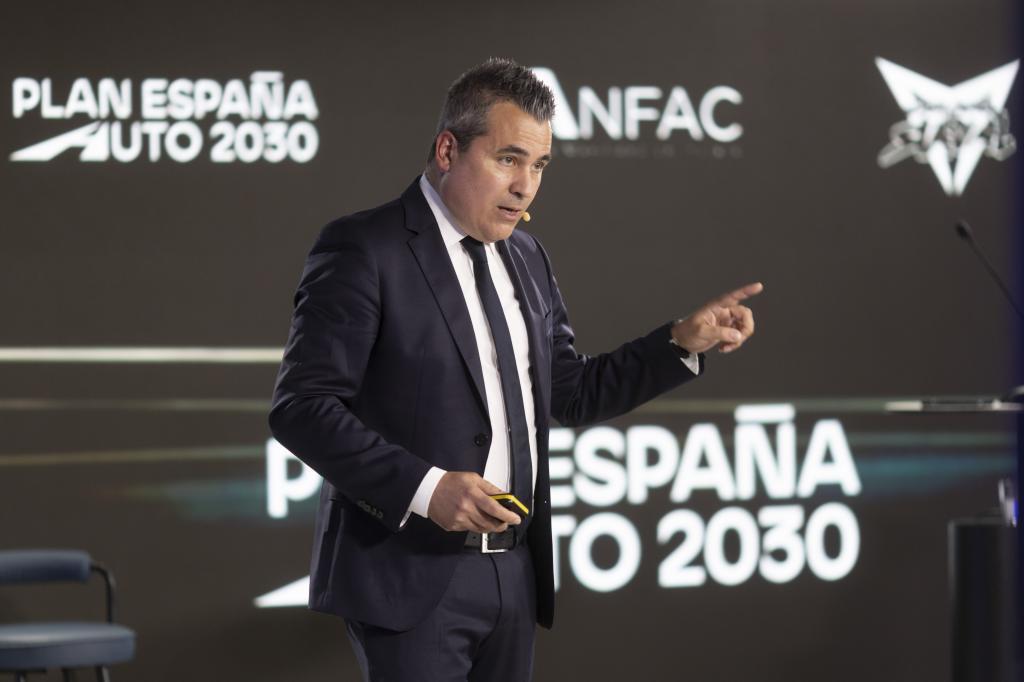 Así es Josep Maria Recasens, Reca, el ejecutivo amante de las misiones imposibles Tras más de 25 años en la industria del automóvil, los últimos en la cúpula mundial del Grupo Renault, este catalán deberá valerse de su experiencia estratégica e industrial para convertir y consolidar a Indra como uno de los gigantes europeos de la Defensa Leer