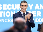 La burbuja internacional de Sánchez: cercado en casa, idolatrado fuera