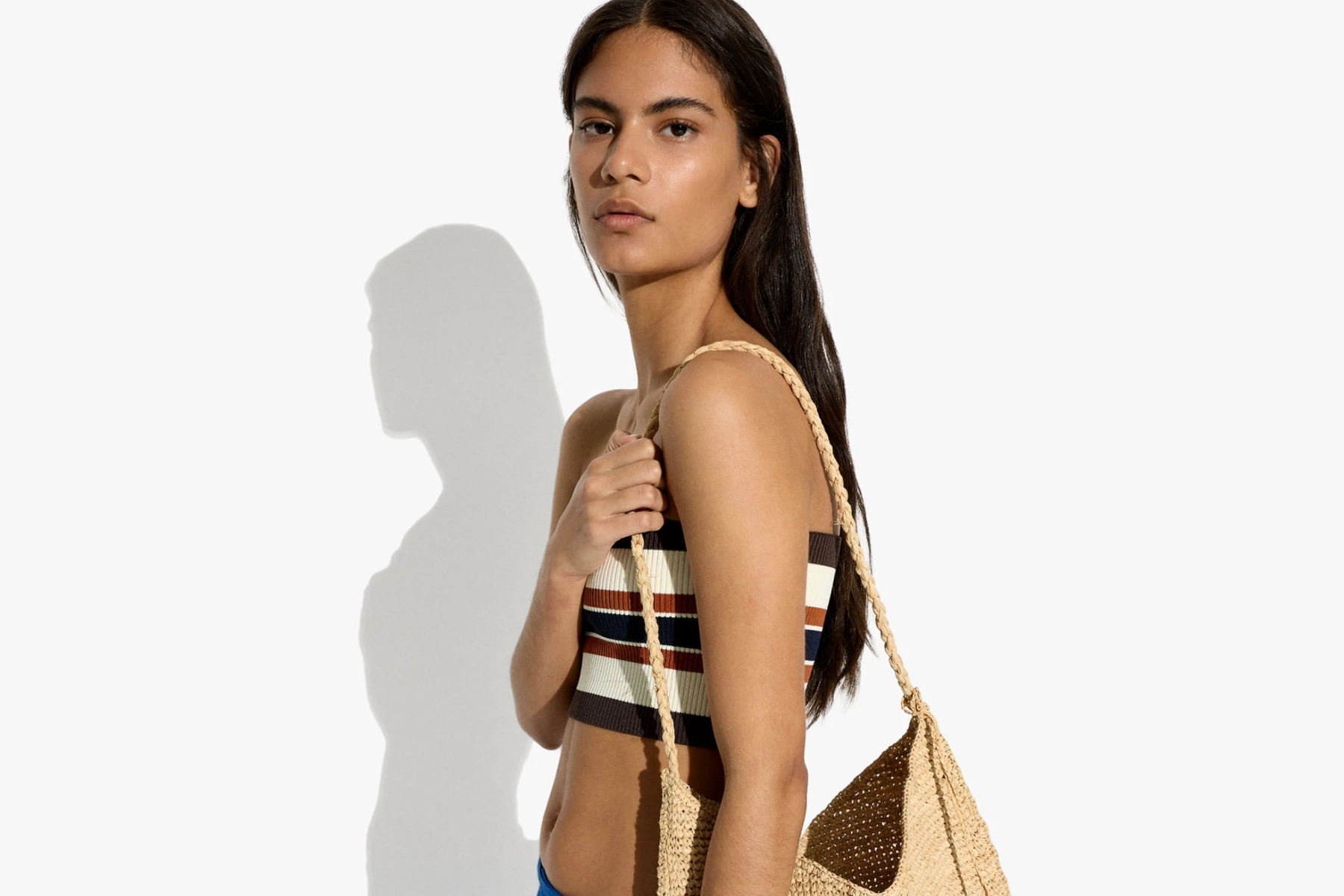 He entrado en Parfois y he fichado estos 8 bolsos de rafia de lujo silencioso para mis vacaciones de verano que van ideales con sandalias planas