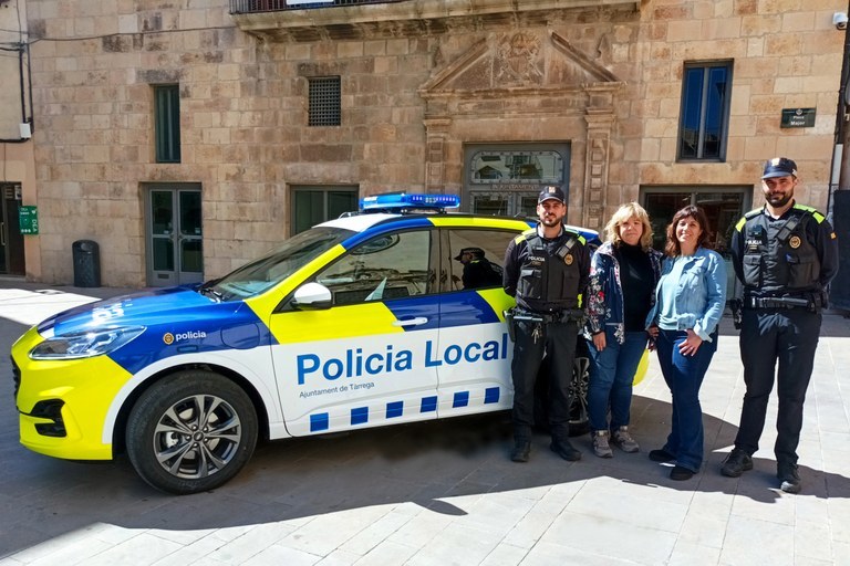 Una profesora y seis alumnos, intoxicados por una mezcla accidental de productos químicos en un centro de Tàrrega La profesora ha explicado que en la clase se derramó pintura en el suelo y para limpiarla los alumnos pusieron lejía en un cubo en el que al parecer había restos de otro producto químico y se produjo una nube tóxica Leer