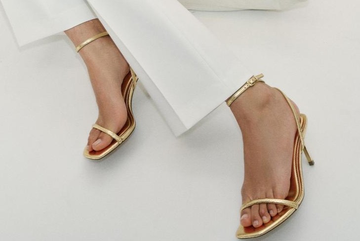 La inesperada tendencia del verano: 9 zapatos dorados de Zara y Mango que llevarán las que más saben de moda