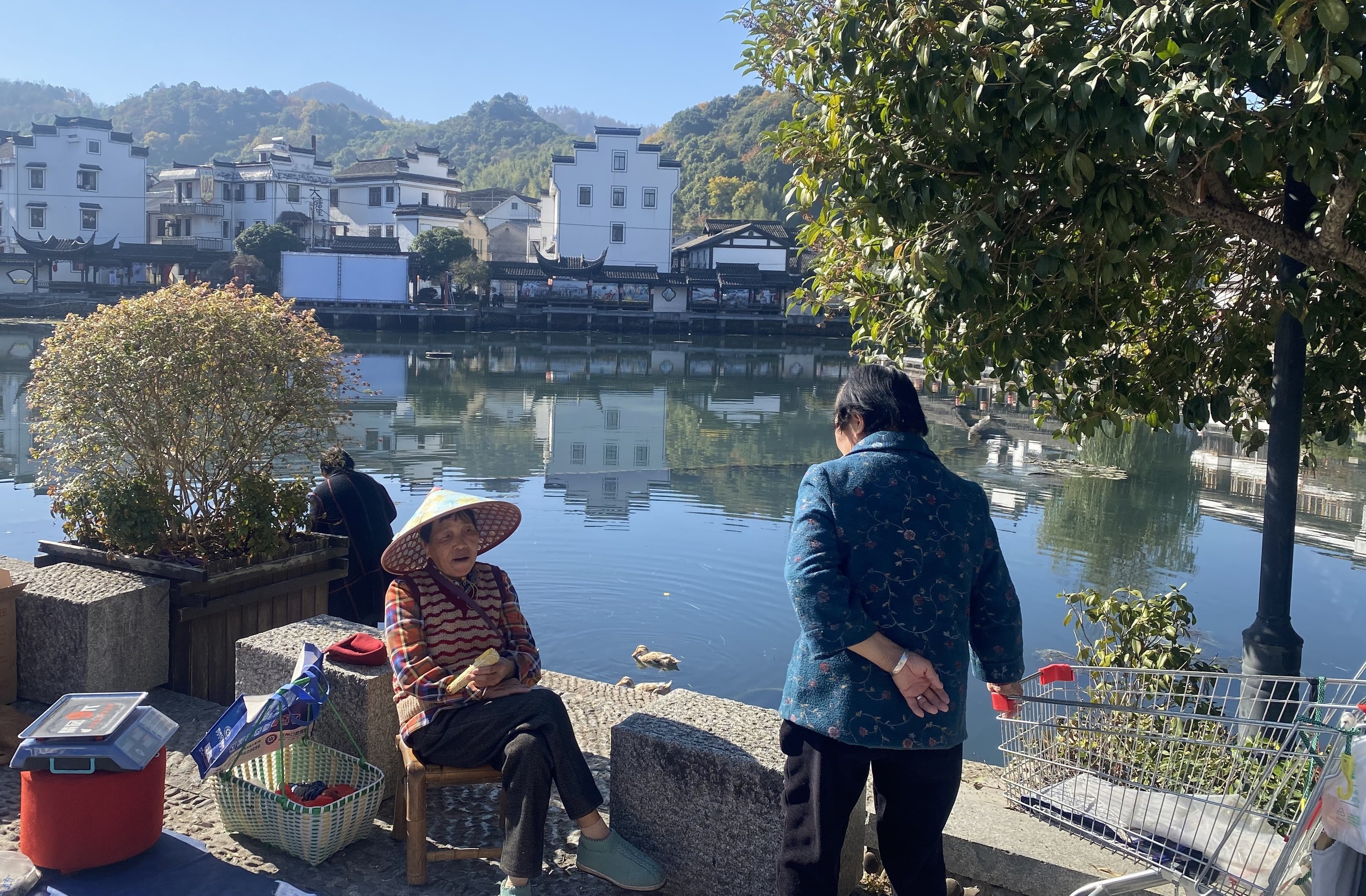 Shen'ao, el pueblo de los centenarios del mismo apellido que retrata el desafío demográfico de China: "Los más jóvenes son los tres policías"