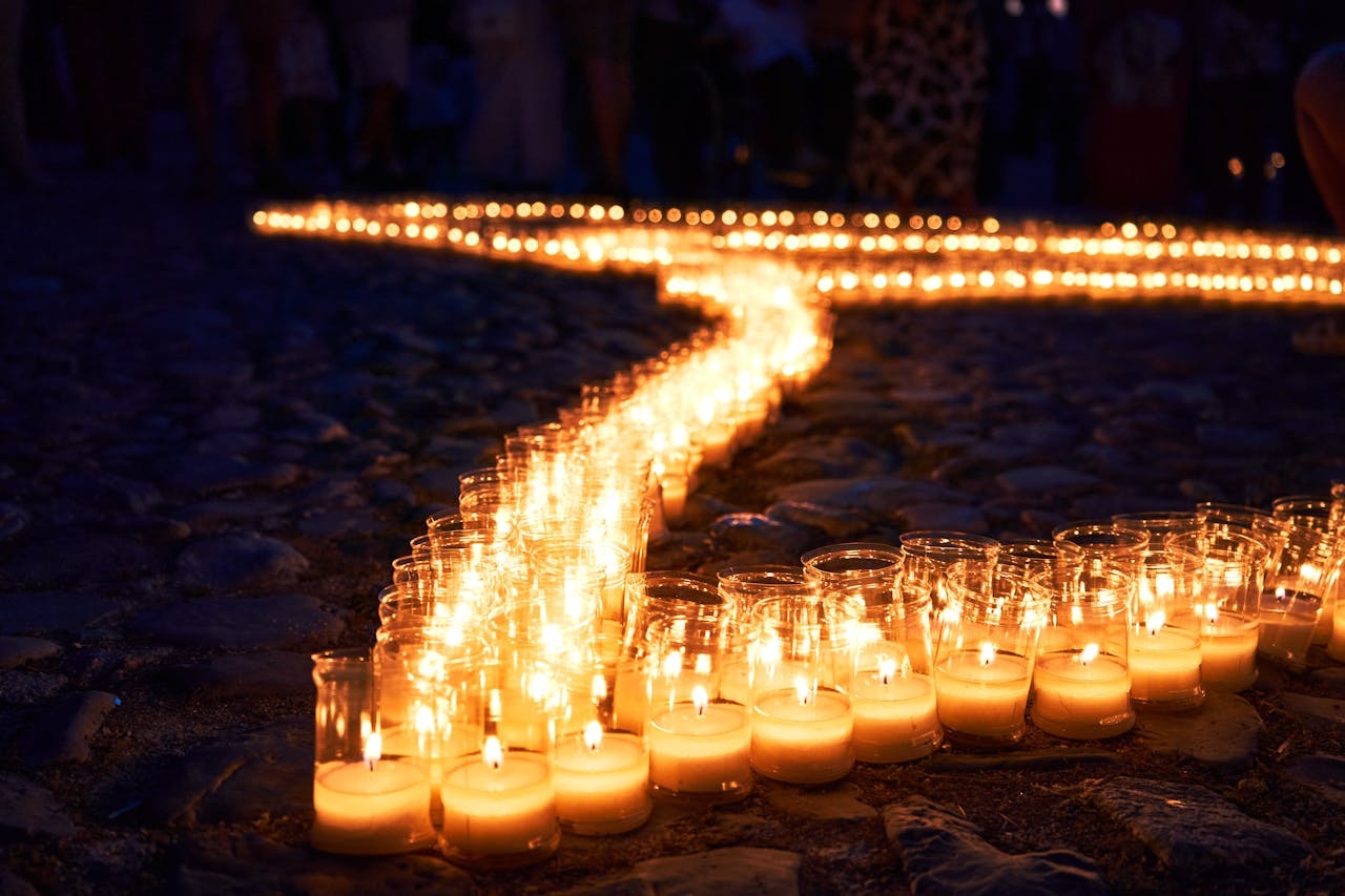 El evento que transforma un pueblo de Sevilla en un escenario de cuento en junio: así es la noche iluminada que inunda todas las calles de velas