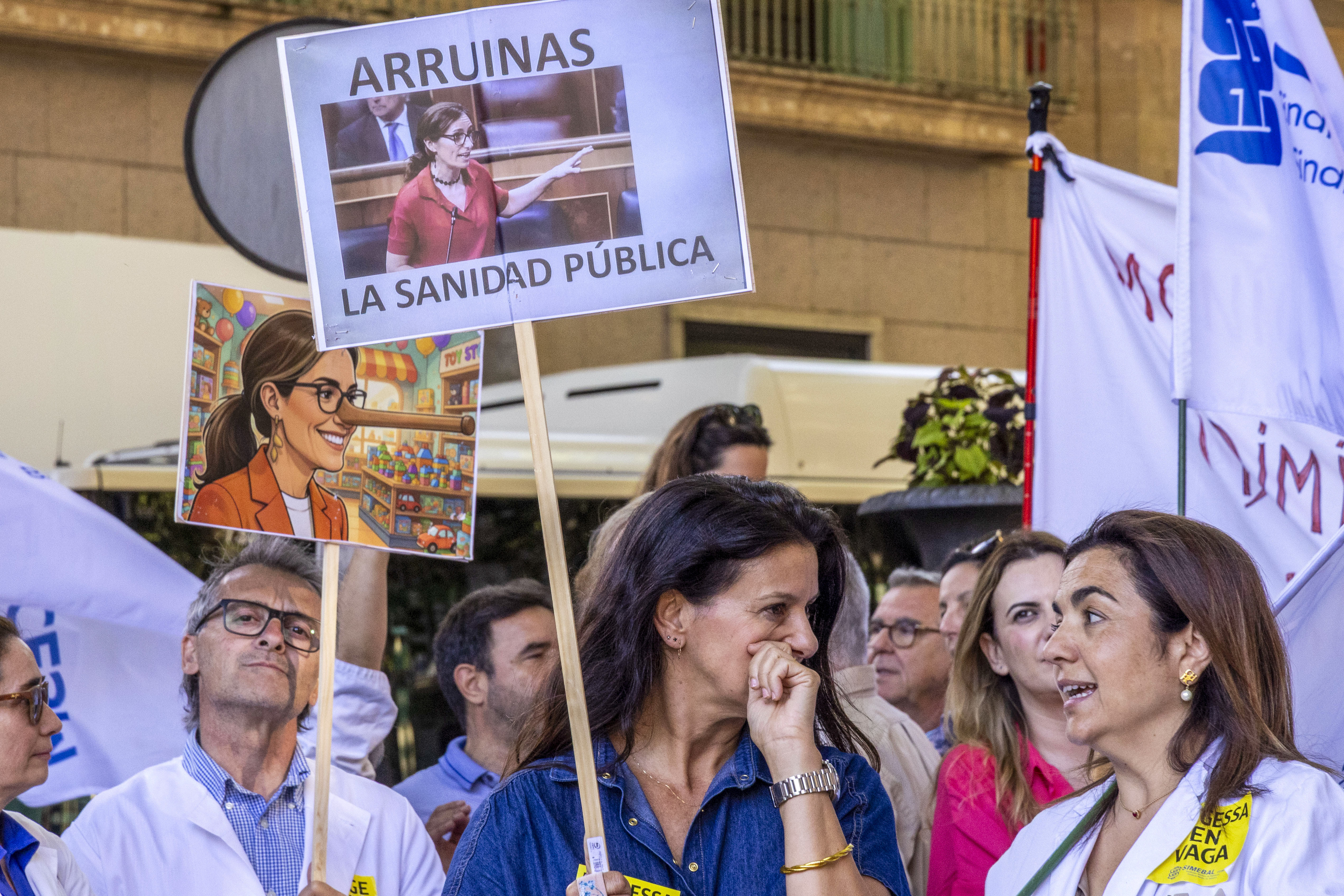 Mónica García busca luz verde al Estatuto Marco en el próximo Consejo de Ministros con los médicos en pie de guerra Sin nuevas citas con el Comité de Huelga que representa a los 177.000 médicos, el Ministerio de Sanidad dará el primer paso para tramitar el anteproyecto de la ley básica que rige la actividad de los profesionales sanitarios Leer