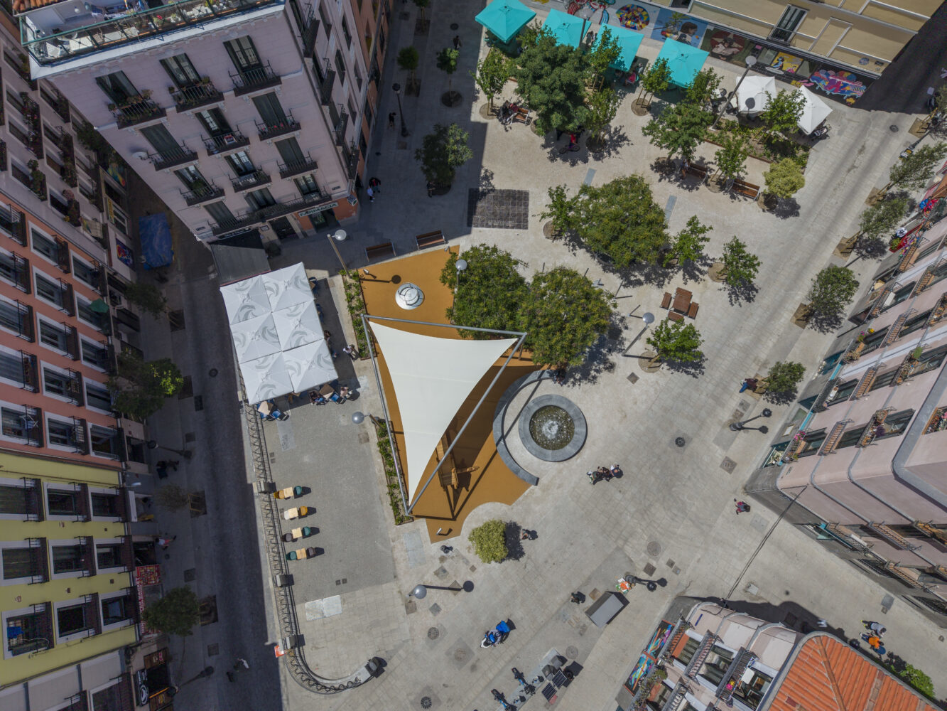 Almeida estrena su fórmula contra los sofocos extremos de la plaza de los 60 grados centígrados: nebulizadores, árboles, un toldo...