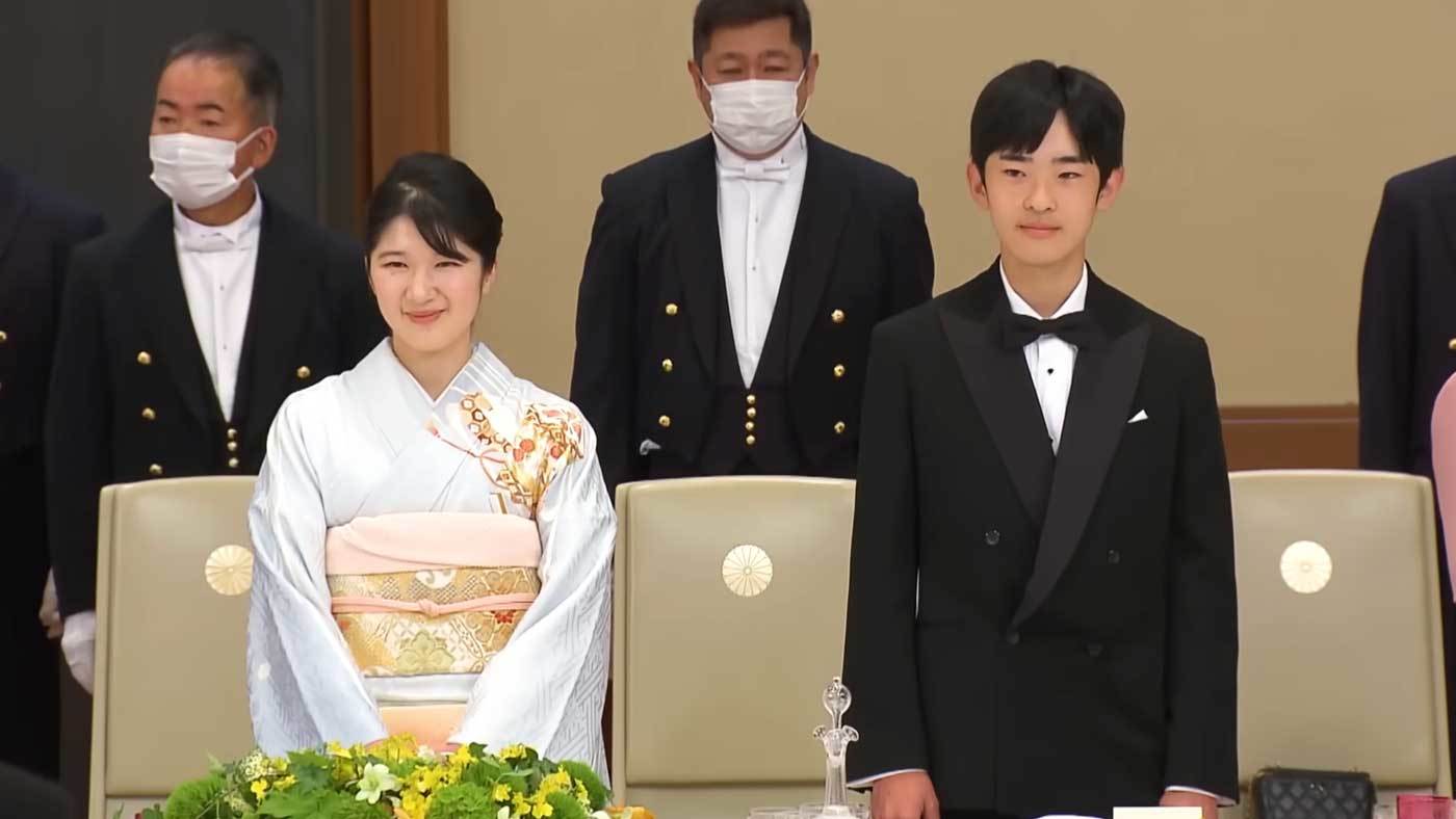 Hisahito de Japón, la esperanza de la dinastía reinante más antigua del mundo, debuta, a sus 19 años, en un banquete de Estado; otro príncipe que se adelanta a la Princesa Leonor