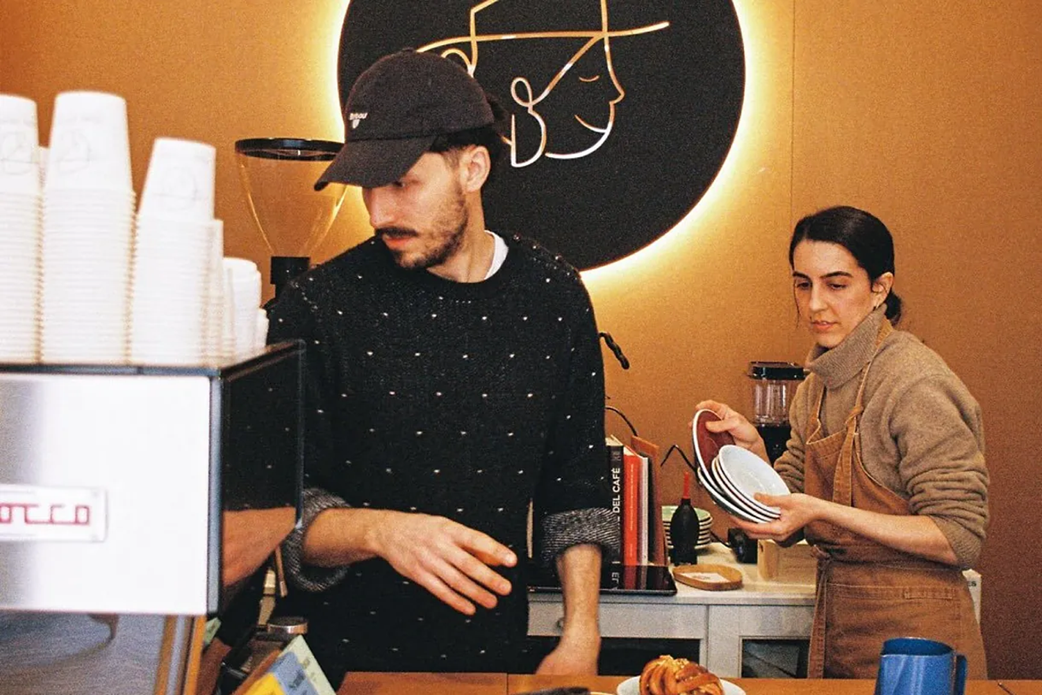 El nuevo local de Doña Bárbara en A Coruña, el café de especialidad con las mejores trenzas y largas colas diarias