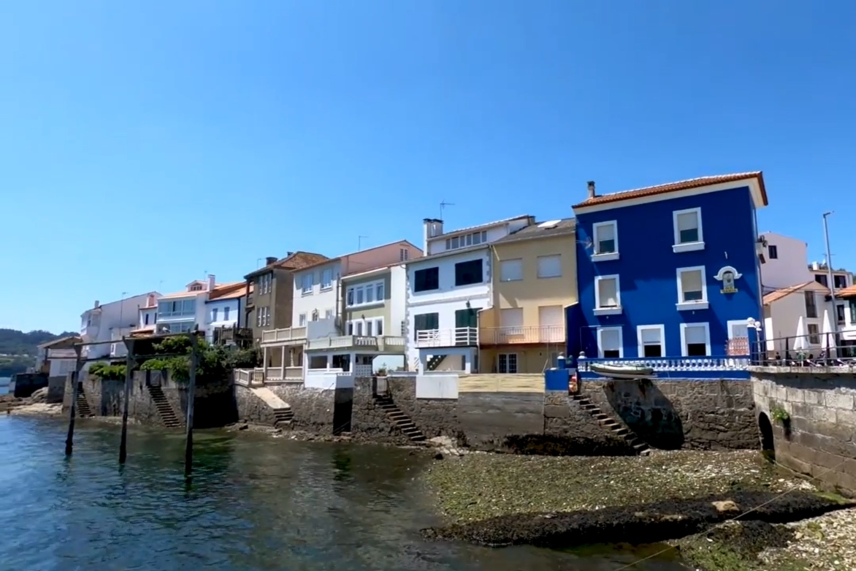 El pueblo marinero de Galicia con casas indianas, paisajes de cine y playas con aguas turquesas: ideal para el verano