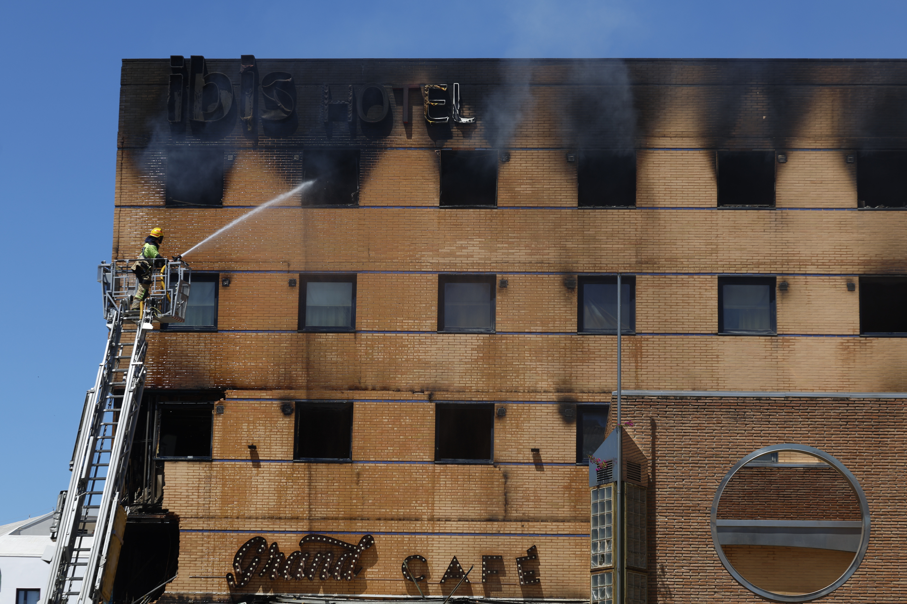 Detectan un colapso parcial del forjado en la planta primera del hotel incendiado en Málaga