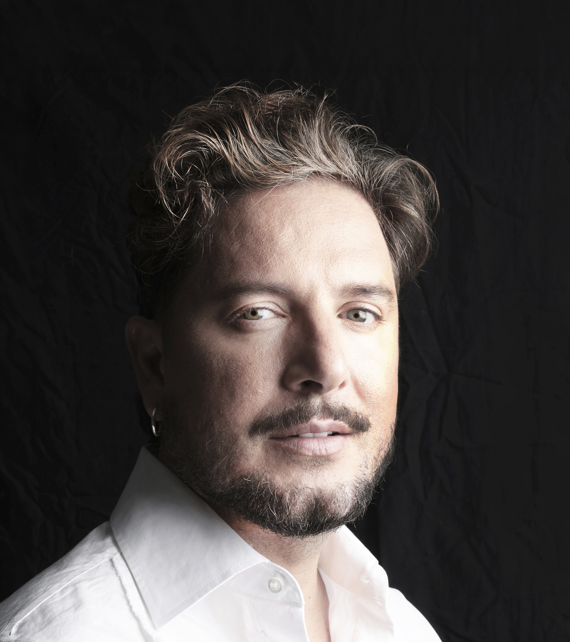 Manuel Carrasco: "Canto con la misma pasión y locura para 10 personas que para 60.000. Ya parecía Bruce Springsteen en cualquier pueblo con tres gatos"