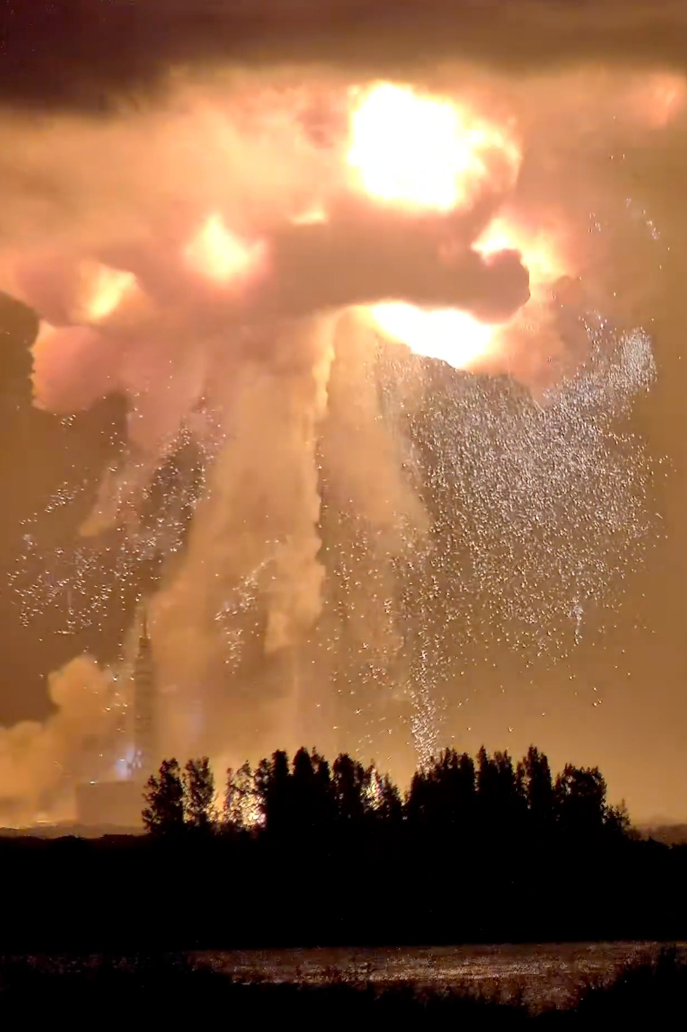 Un cohete de Blue Origin explota brutalmente durante una prueba en Cabo Cañaveral y complica seriamente el calendario de la NASA para ir a la Luna
