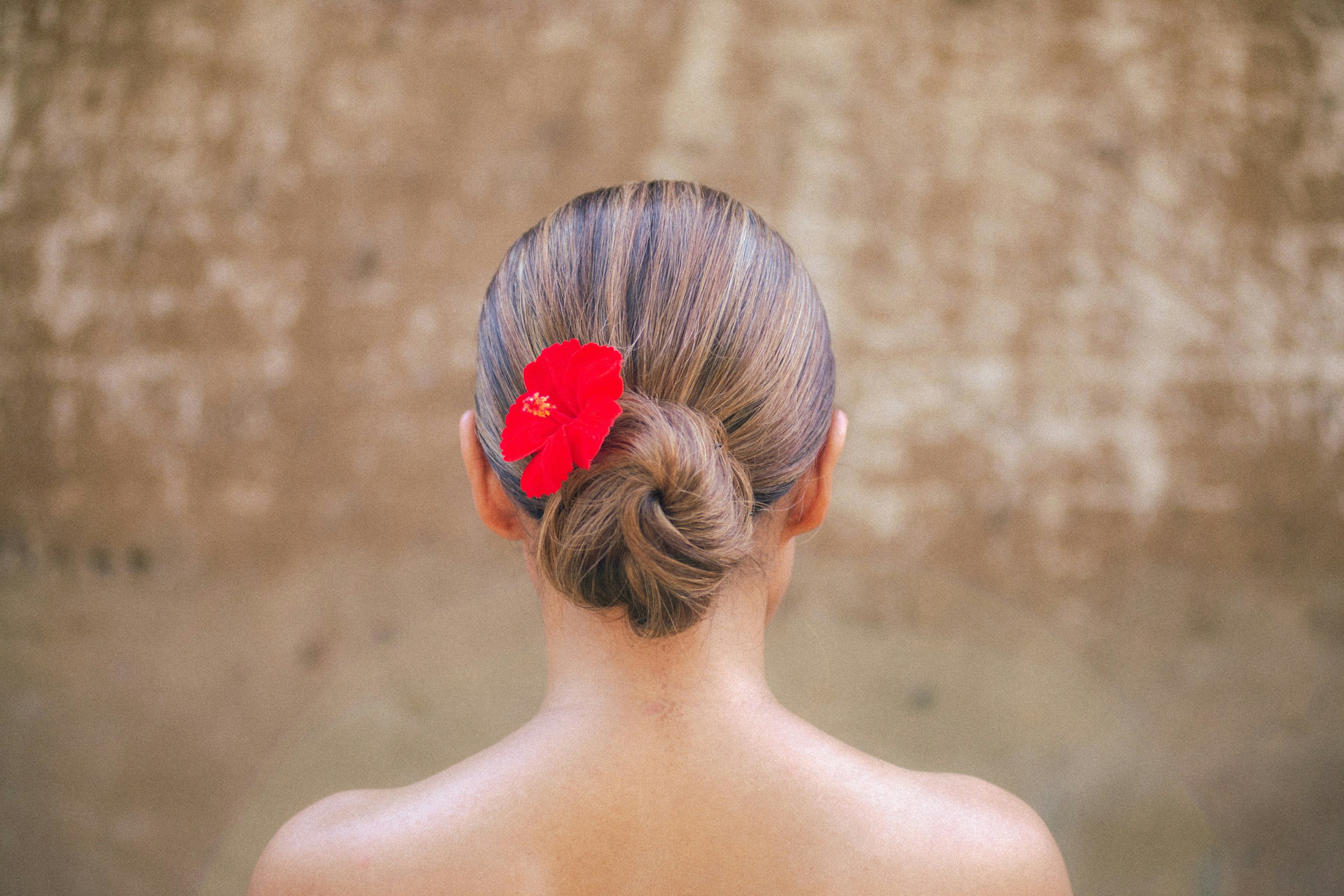 11 peinados de invitada fáciles de hacer e ideales para una boda de verano