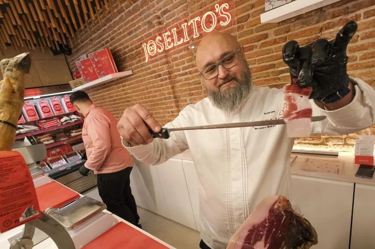 Ernesto Soriano, de trabajar en una charcutería de Moratalaz a ser el único cortador que toca y viaja con los jamones más caros (hasta 80.000 €) de Joselito