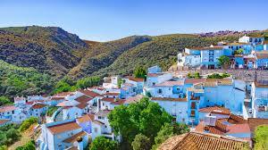 La 'Aldea de los Pitufos' de Andalucía es el plan familiar más bonito de primavera: senderos fáciles, casas azules y naturaleza por doquier