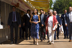 La Reina Letizia inaugura la Feria del Libro con interés por Comerás flores, el fenómeno editorial del año: "¿Hay algo mejor que la radio y los libros?"