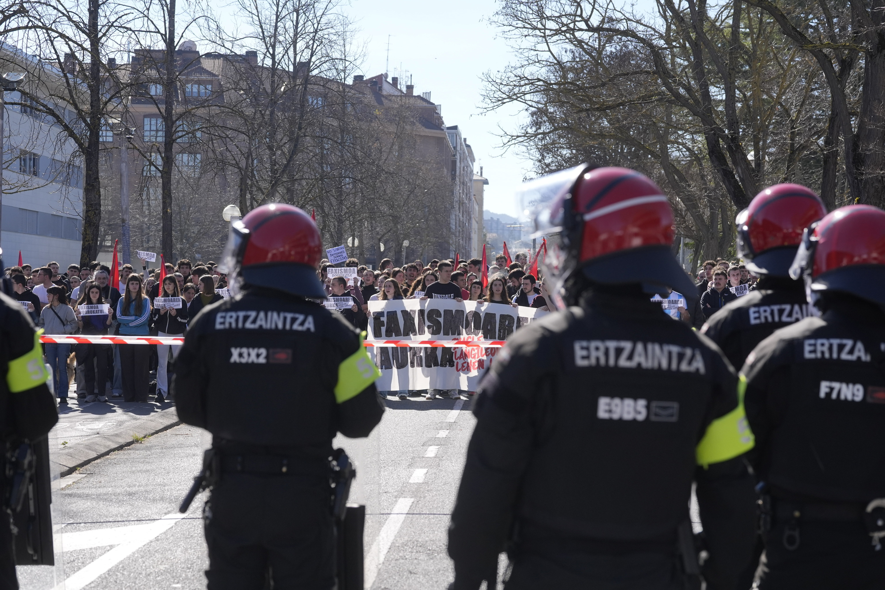 La Ertzaintza teme otro verano en la diana de grupos radicales enfrentados por el control de las txoznas festivas en Euskadi