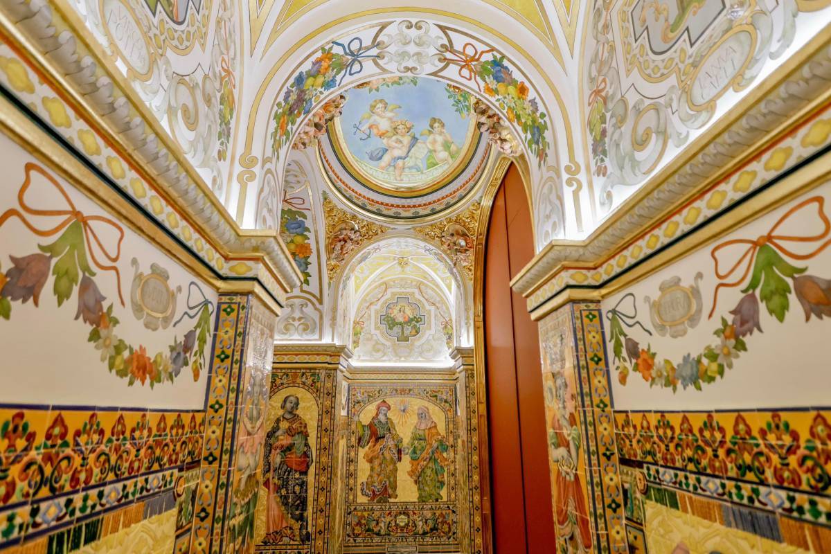 La Esperanza de Triana rinde tributo a la cerámica del barrio en su nuevo camarín: "Una joya del arte sacro"