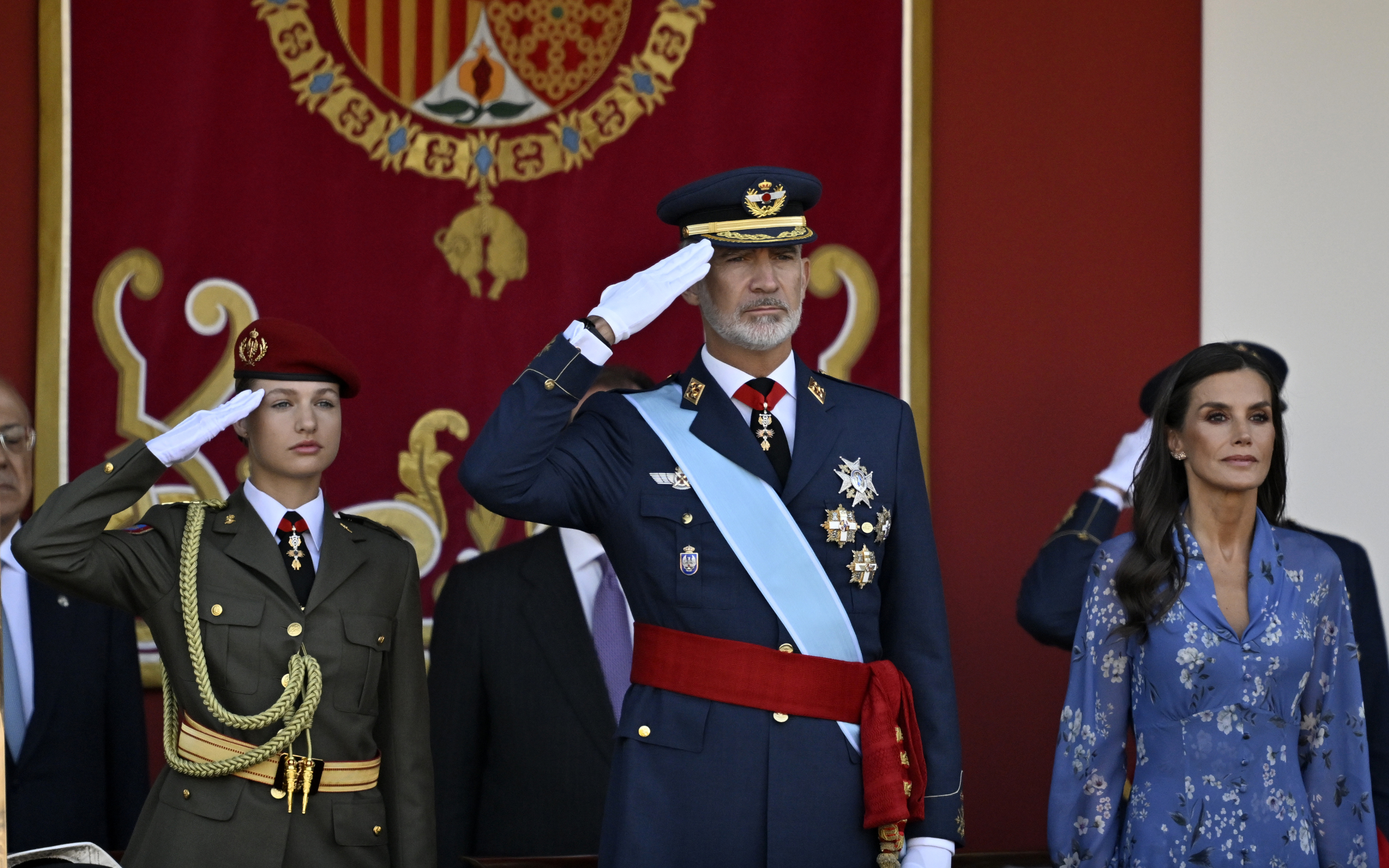 La Reina Letizia reivindica el made in Spain en el desfile del Día de las Fuerzas Armadas con el vestido de invitada todoterreno