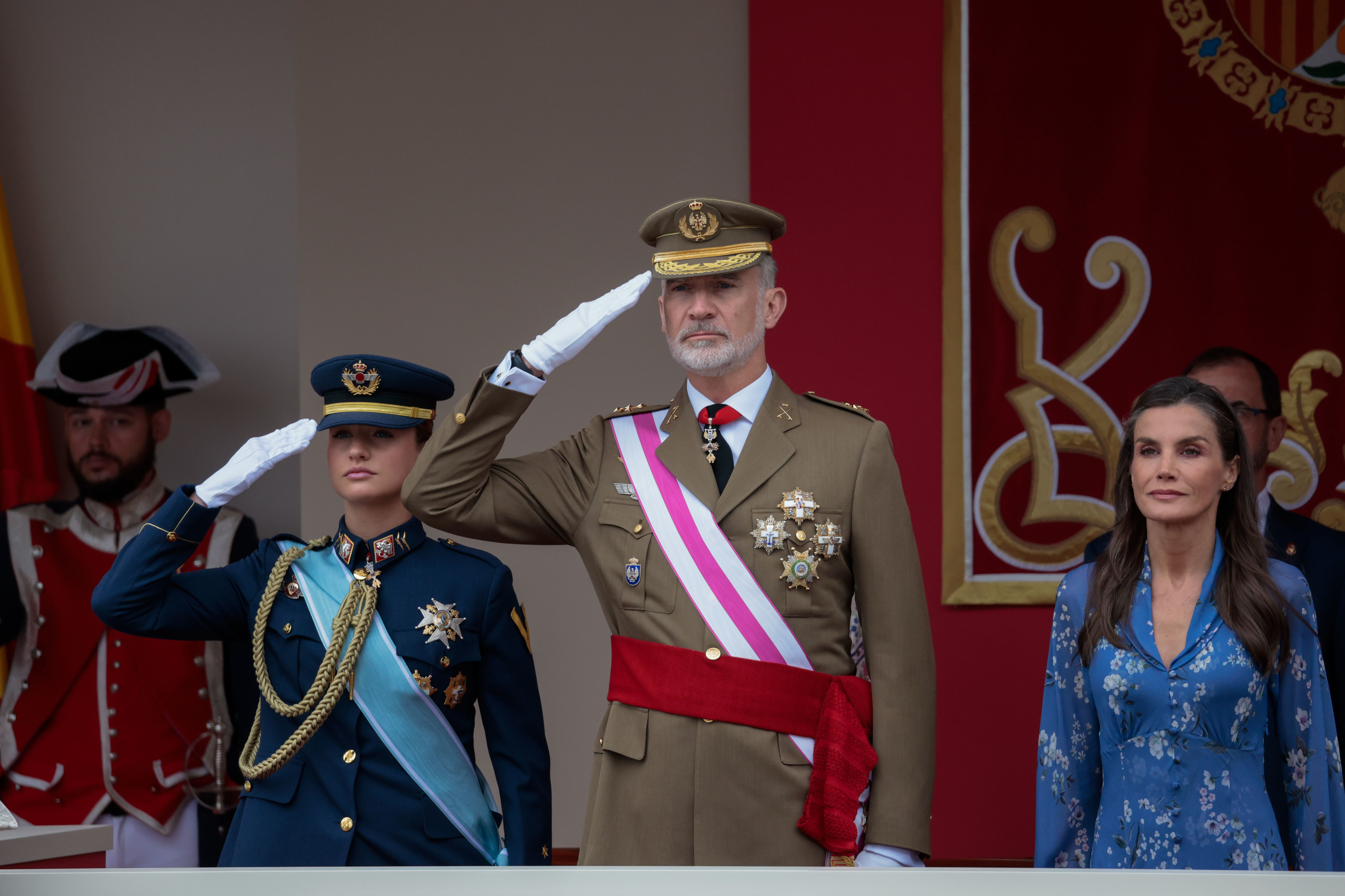 Accidentado primer día de las Fuerzas Armadas de la princesa 'paracaidista' Leonor: se cae la bandera nacional y cancelan el desfile aéreo por la niebla