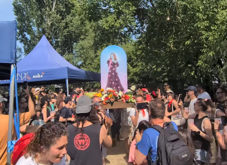 Rocío Jurado protagoniza una romería pop que la hace "santa" a los 20 años de su muerte