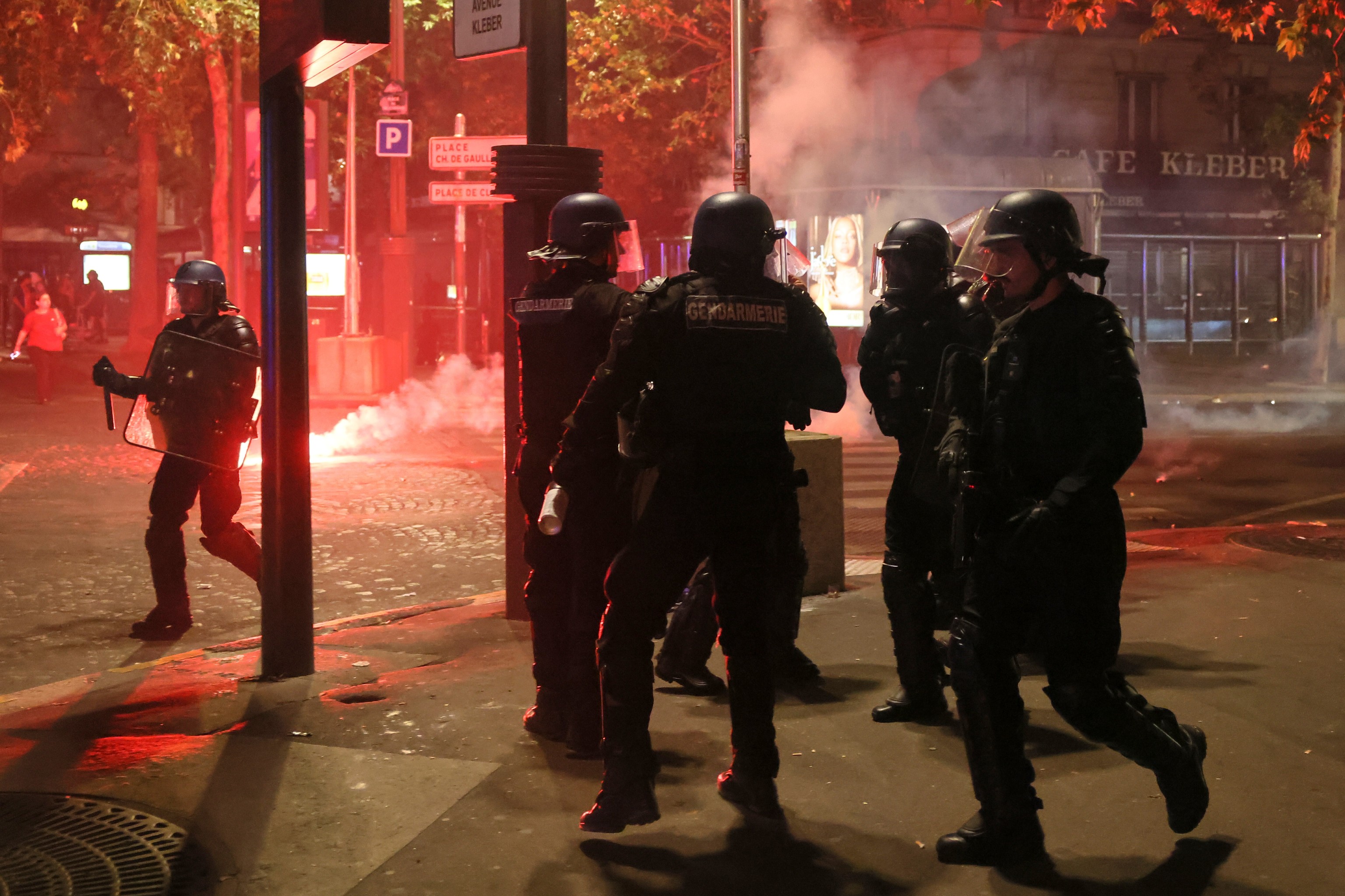 El PSG celebrará su victoria ante la torre Eiffel pese a los brotes de violencia, 780 detenidos y 57 policías heridos