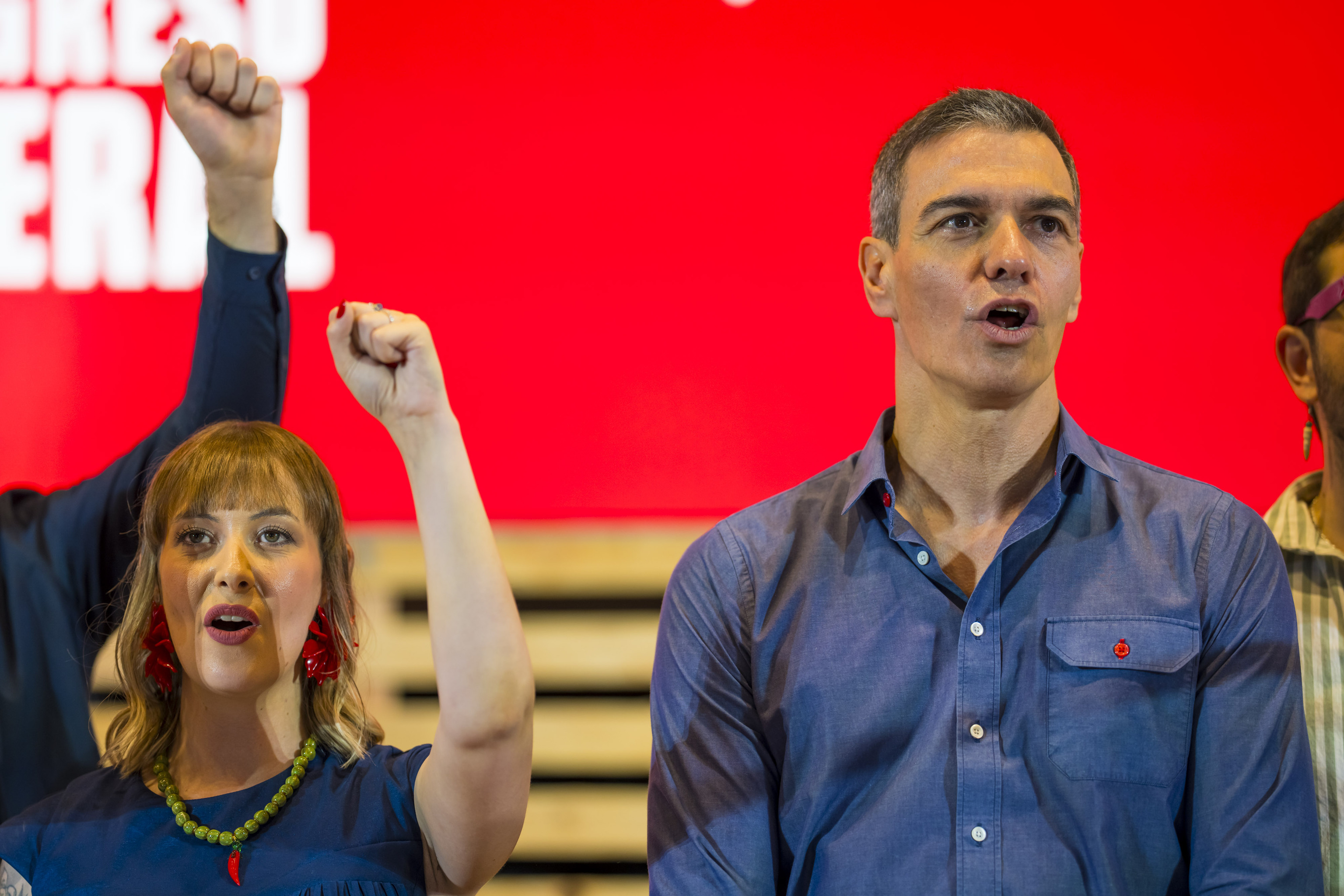 La crisis de Sánchez hunde al PSOE en comunidades clave mientras él se aferra 