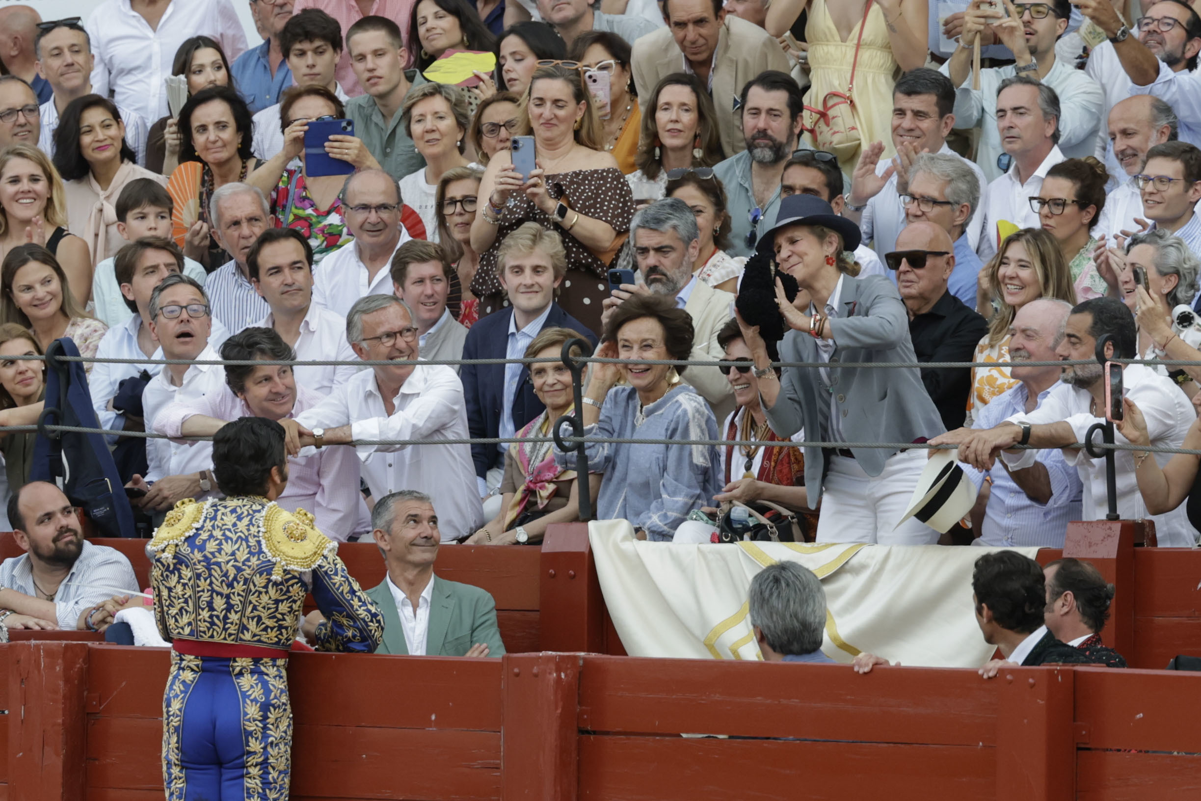 La fiesta de los Trapote corona la triunfal corrida de Aranjuez: de los brindis a la Infanta Elena al entusiasmo de Almeida, Cerezo y Ceballos