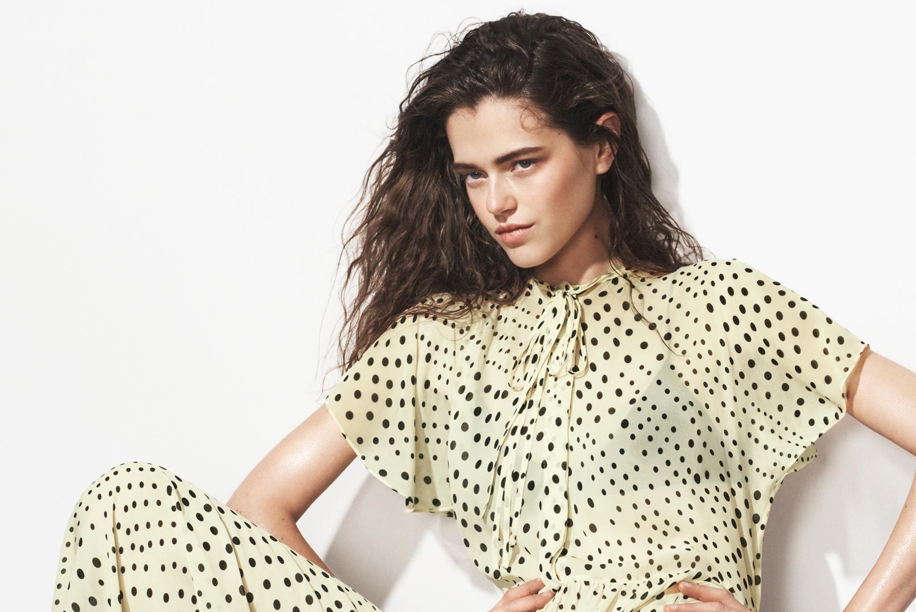 Las novedades de la semana de Zara vienen con muchos lunares, rayas y cuadros que elevan tus looks de verano: de vestidos a pantalones fluidos