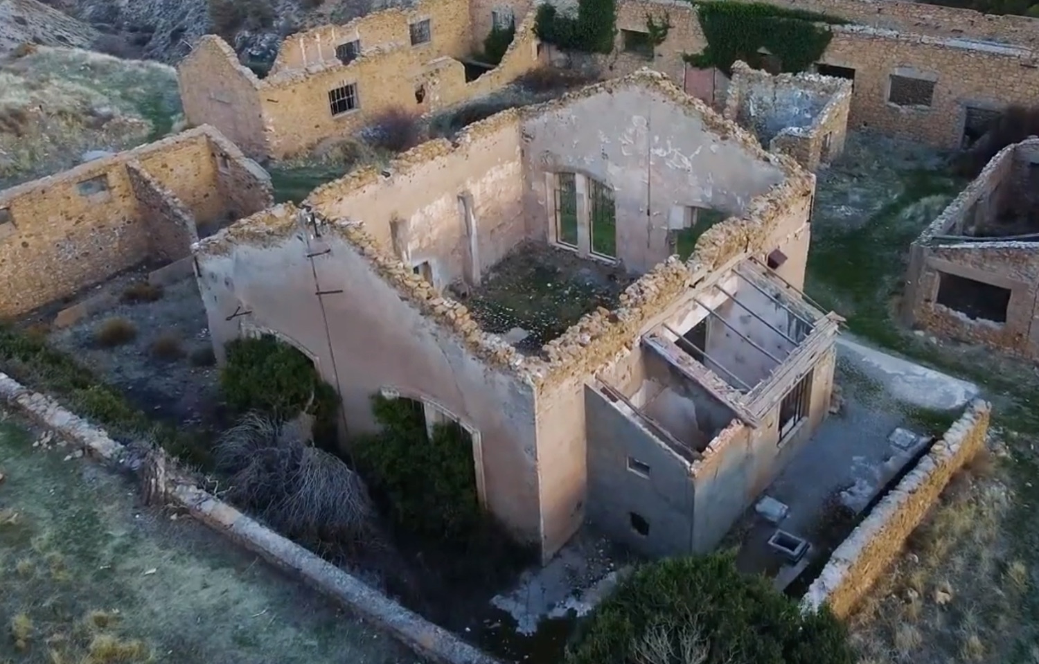 Uno de los lugares más extraños de Andalucía está abandonado: naturaleza, minas y arquitectura de otro mundo
