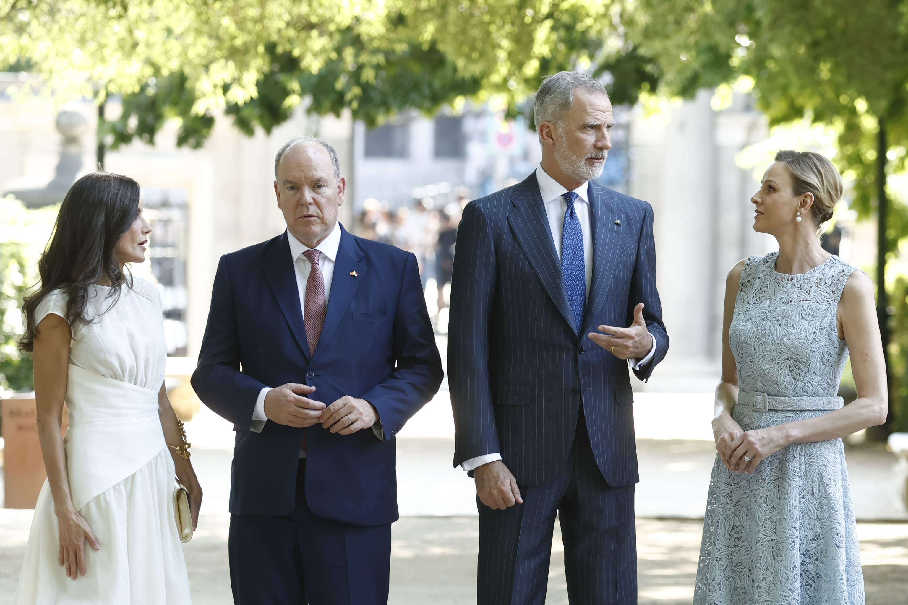 La Reina Letizia, con el vestido de detalle en tendencia y llamativas joyas, y Charlene de Mónaco, de azul pastel: un encuentro de moda en el Botánico de Madrid