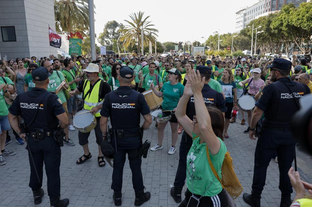 La huelga de profesores se descontrola a las puertas de la PAU: Llorca acusa a los sindicatos de alentar 