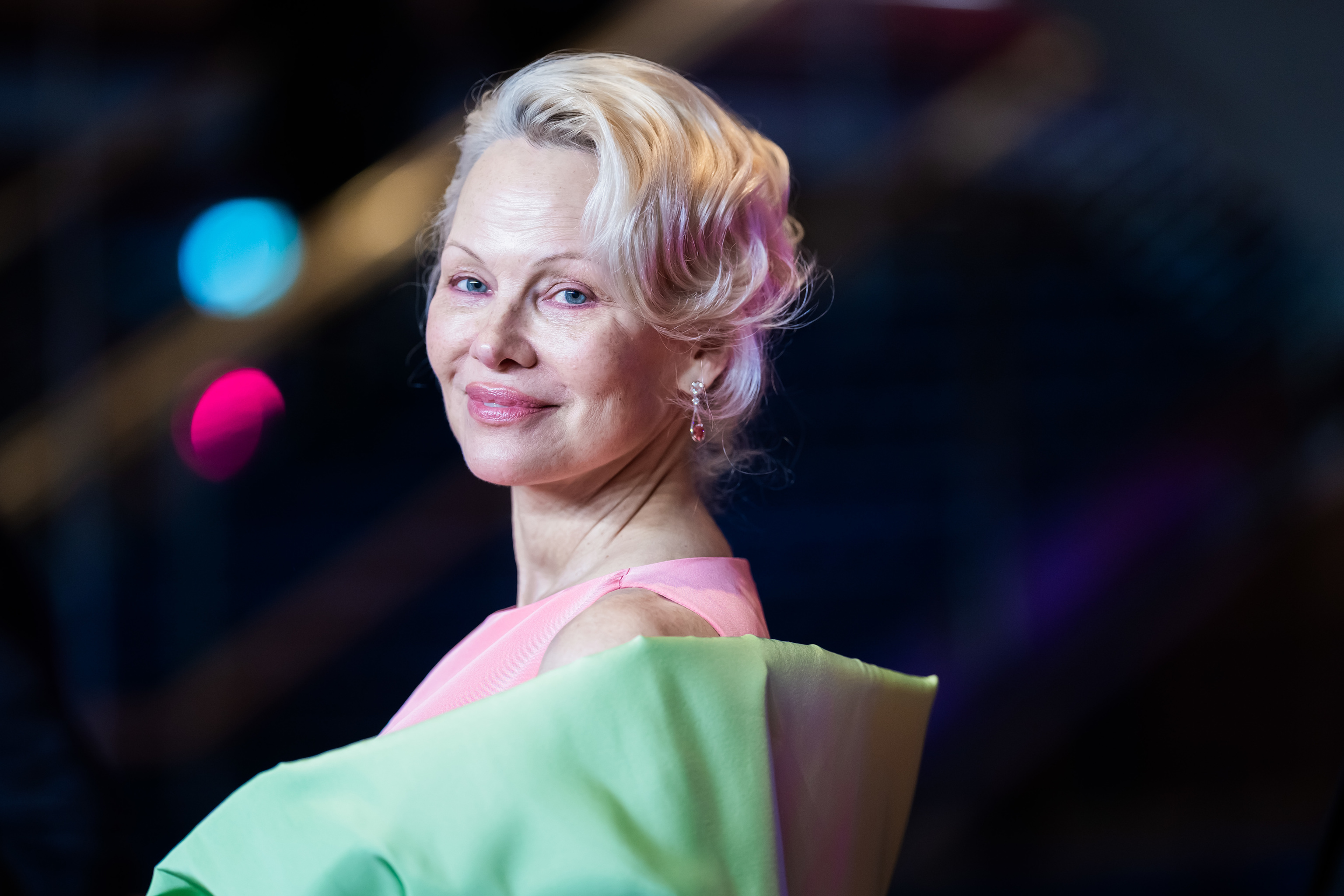 Pamela Anderson. La víctima del heteropatriarcado de finales del siglo XX que resurge en el XXI de sus implantes