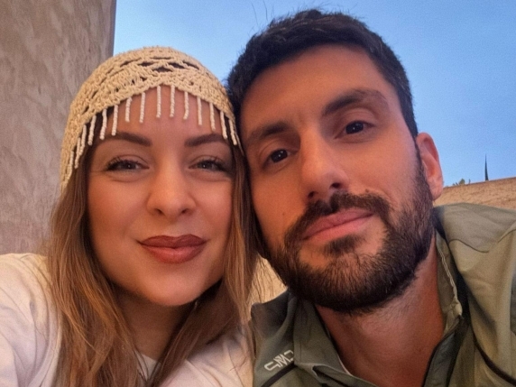 Unos enfermeros de vacaciones salvan a un bebé durante un vuelo: "No respiraba, tuvimos que hacerle las maniobras de emergencia"