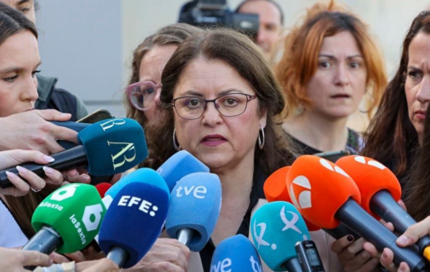 La testigo clave pone en jaque la puntuación del concurso de la plaza que ganó David Sánchez: no le hicieron ninguna pregunta y le pusieron un 0 en experiencia, que tenía, y en idiomas, pese a hablar inglés y portugués