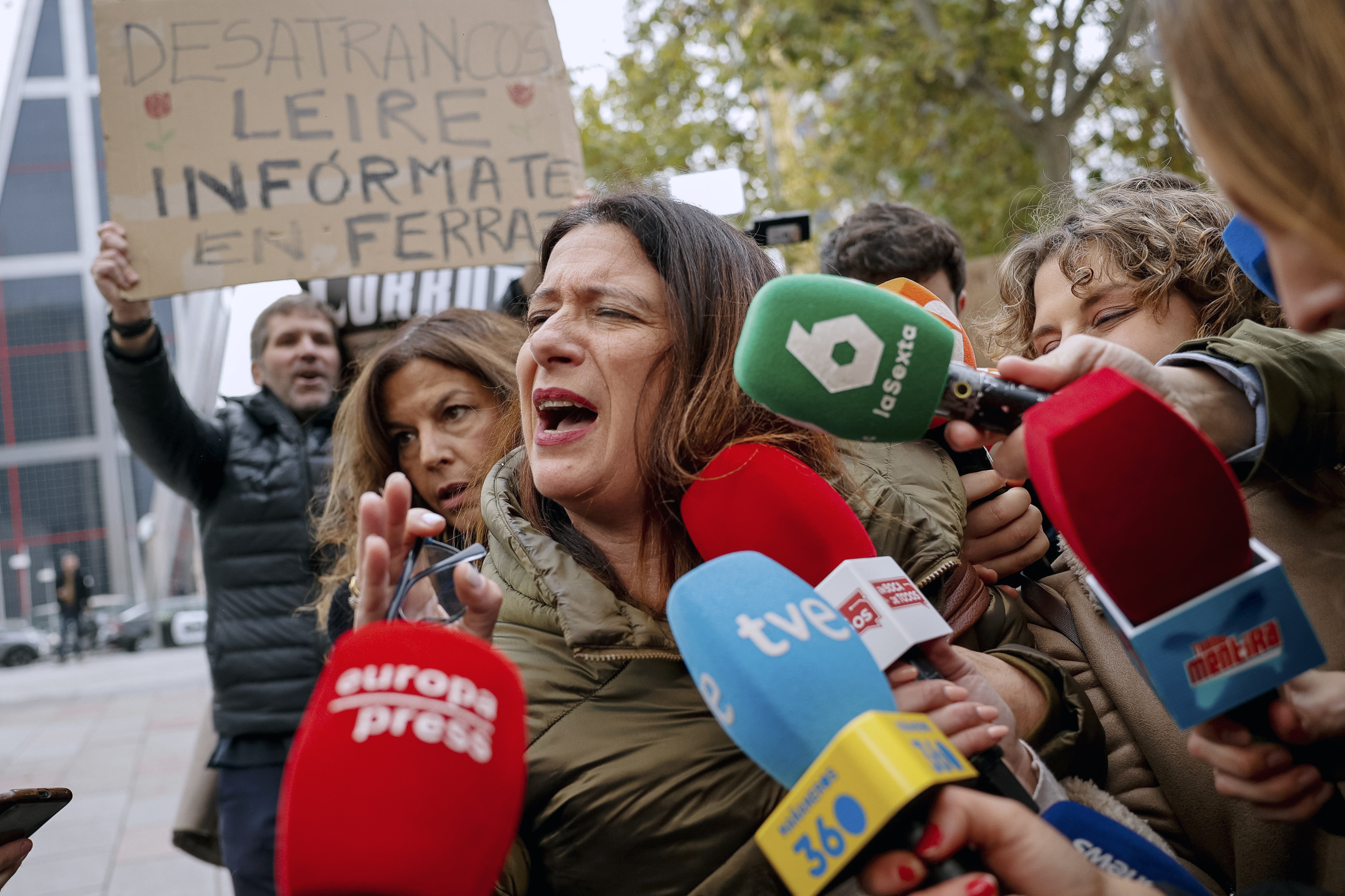 El PSOE eleva ahora de 15.000 a 45.000 euros lo que pagó a la 'fontanera' Leire Díez como periodista cuando dejó de ser concejal en Cantabria