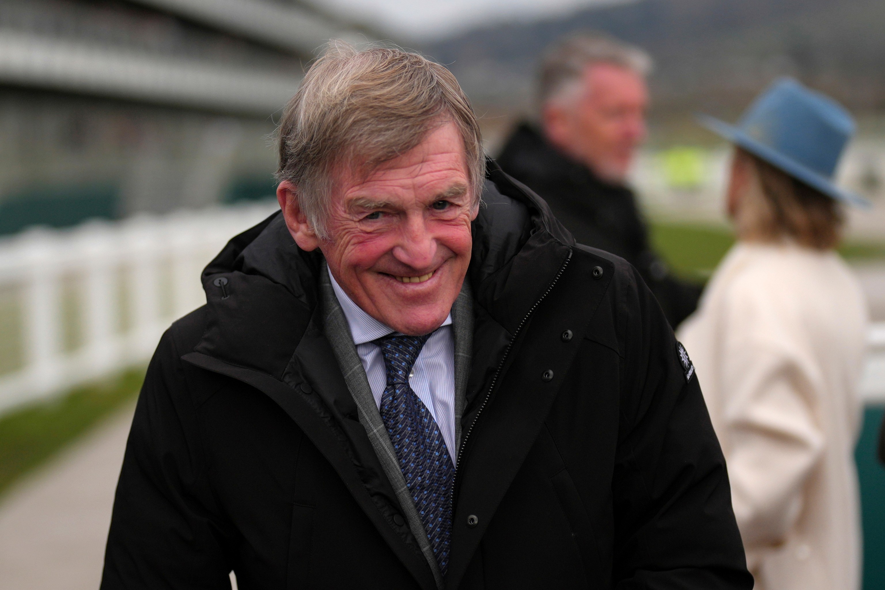 Kenny Dalglish, leyenda del Liverpool, anuncia que sufre cáncer