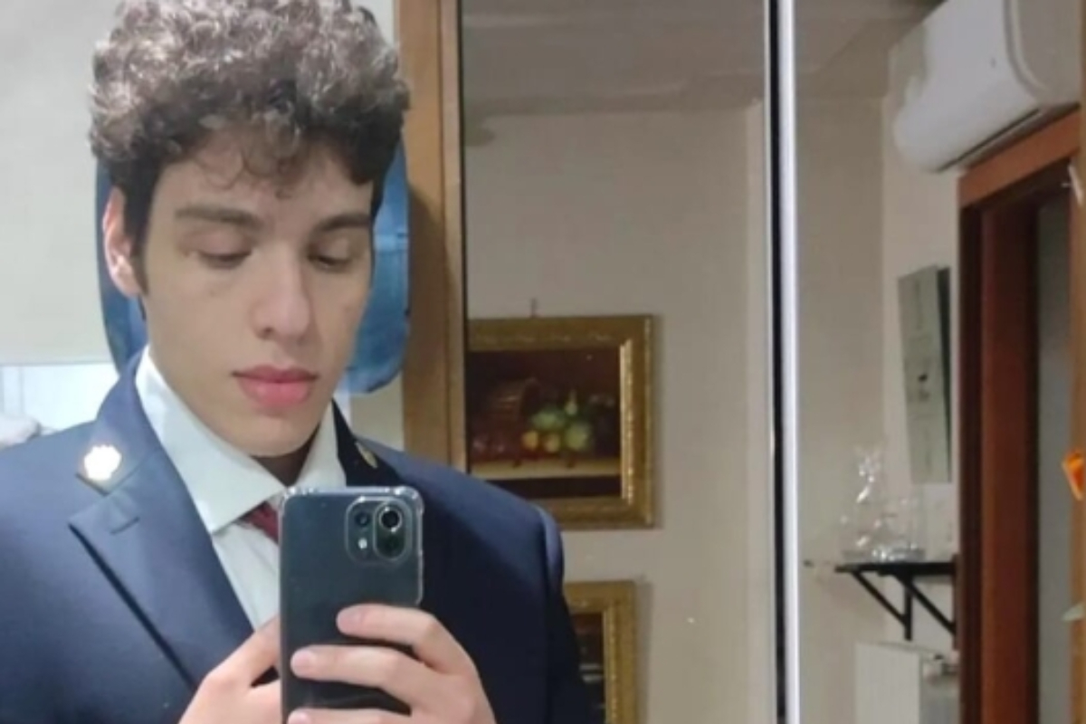 El juego descabellado que terminó en tragedia: muere a los 22 años tras intentar mantenerse aferrado al capó de un coche en marcha