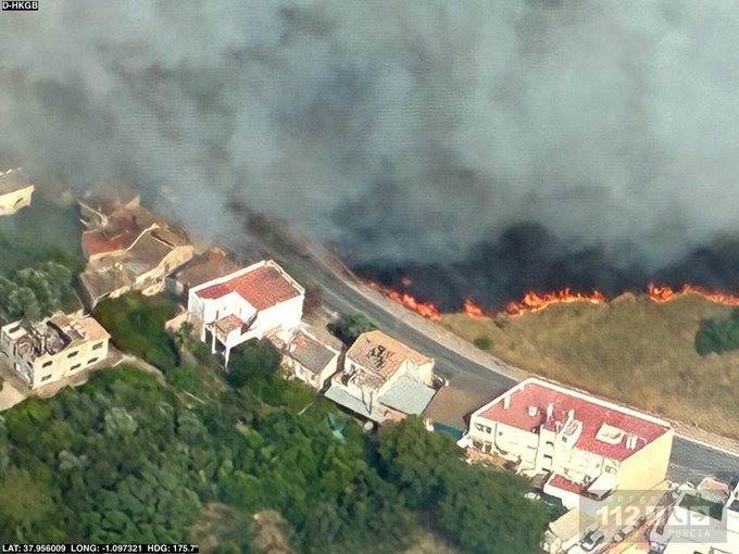 Un incendio obliga a efectuar desalojos preventivos en las pedanías murcianas de Los Garres y Lages