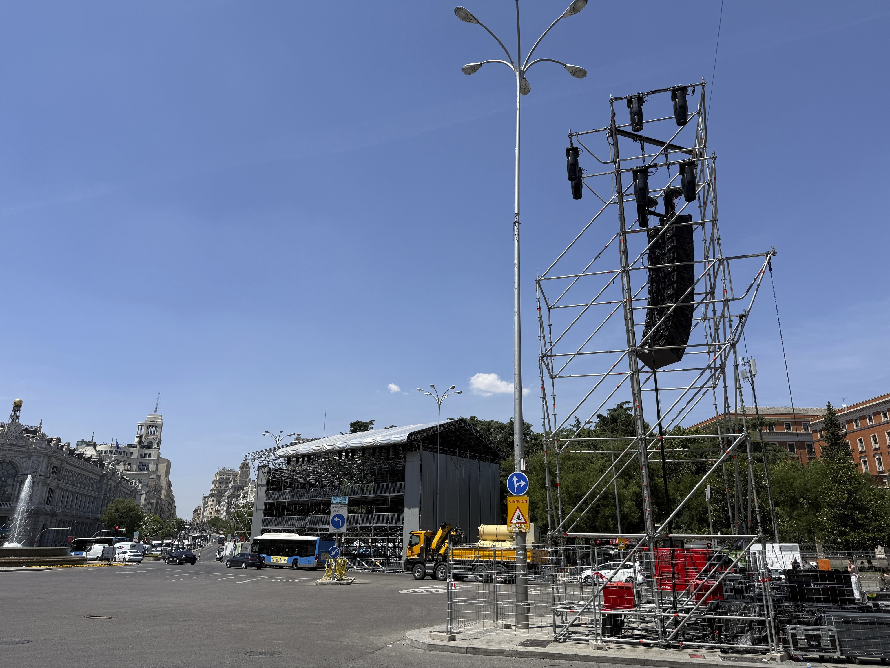 La madrugadora entrega de la Llave de Oro de Almeida al Papa: en el zaguán del Palacio de Cibeles tras aparcar el papamóvil y con todos los concejales