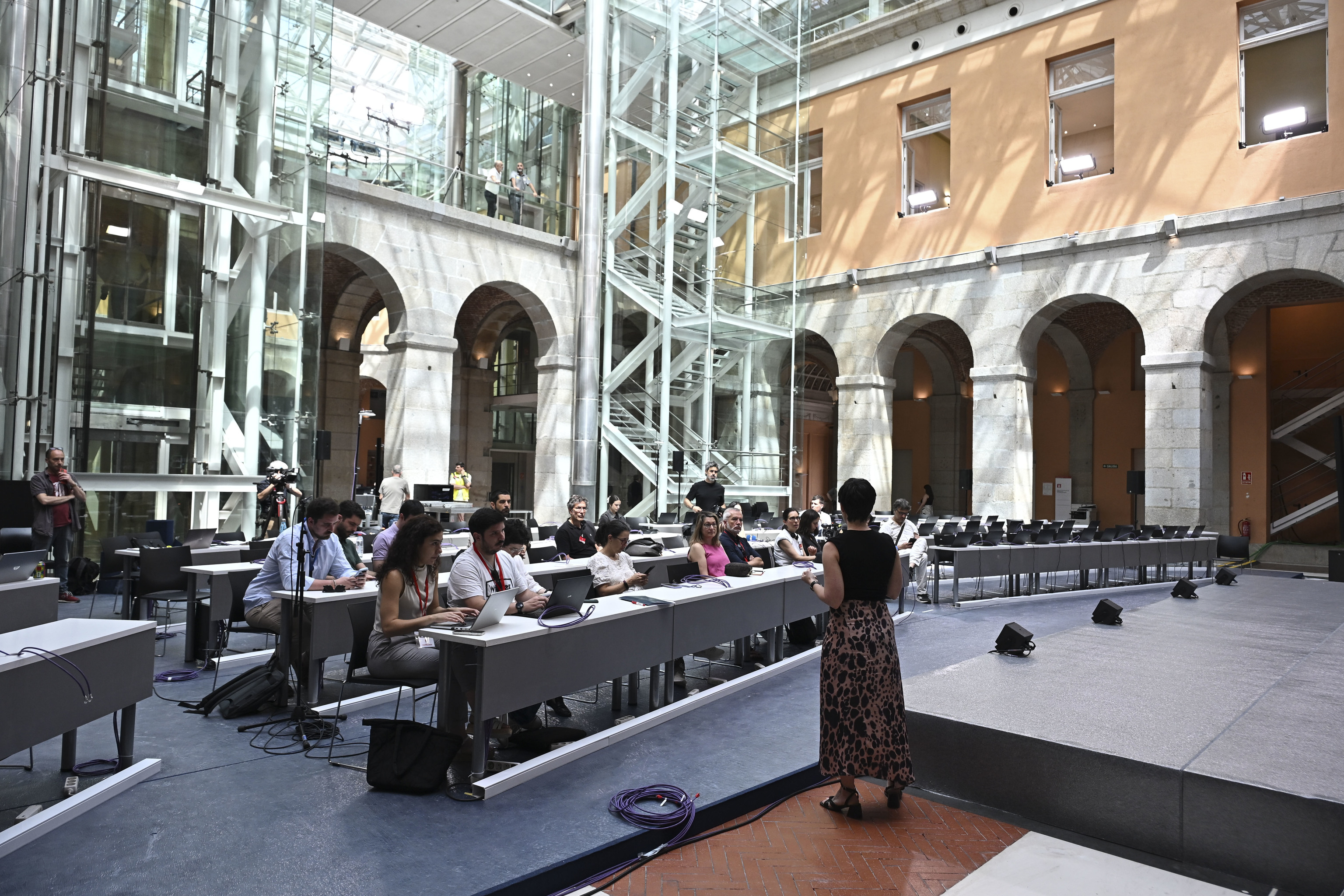 La metamorfosis de la sede del Ejecutivo de Ayuso en el Centro Internacional de Prensa: abierto 24 horas, test de estrés para blindar las redes y el 'recelo' de Moncloa