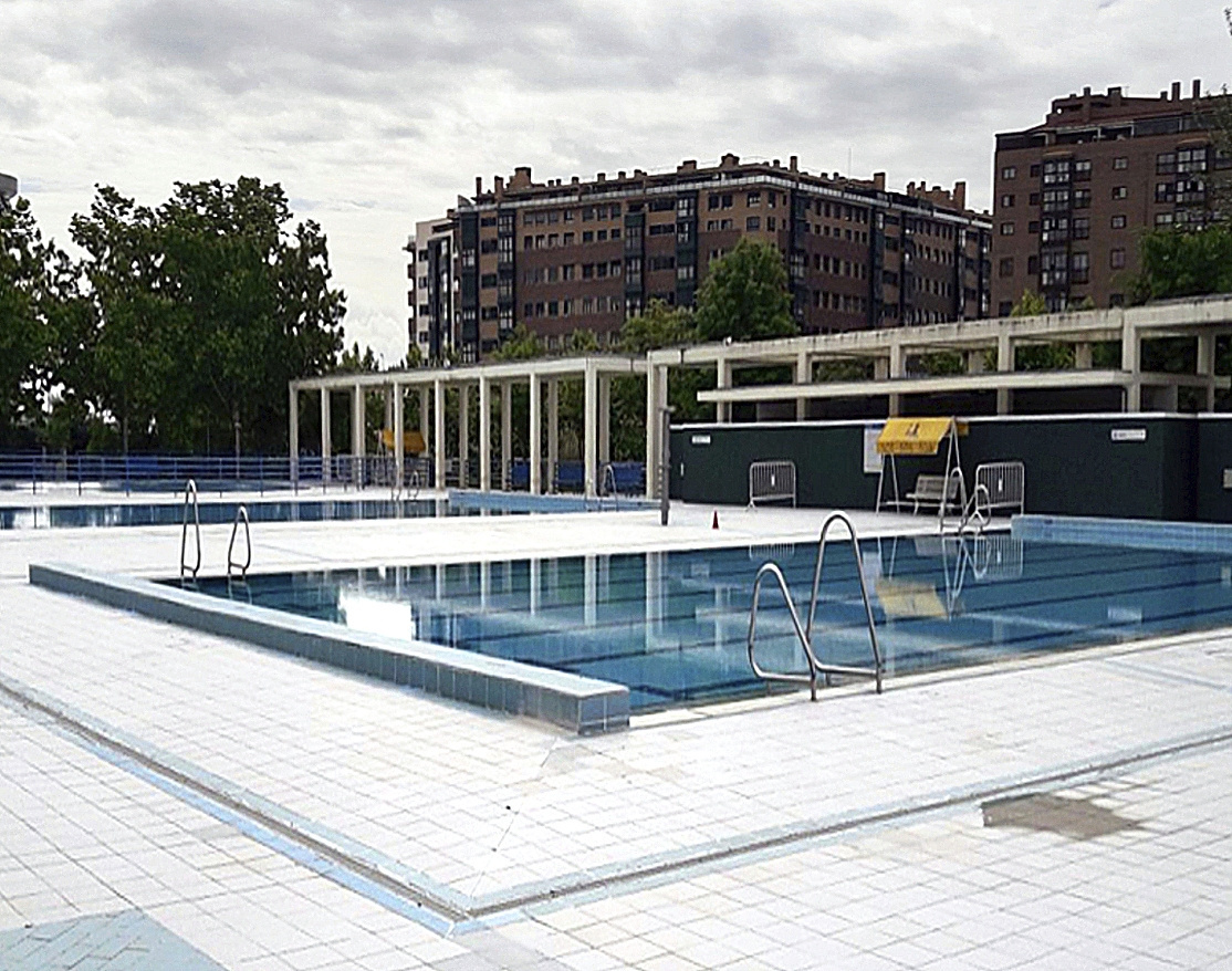 Dos menores de 14 y 13 años agreden sexualmente a tres niñas en una piscina municipal de Vallecas: uno fue detenido y el otro entregado a sus padres