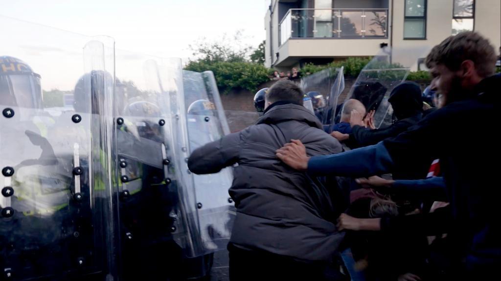 El caso que sacude al Reino Unido, un joven apuñalado y la acusación de doble rasero policial: "No puedo respirar"
