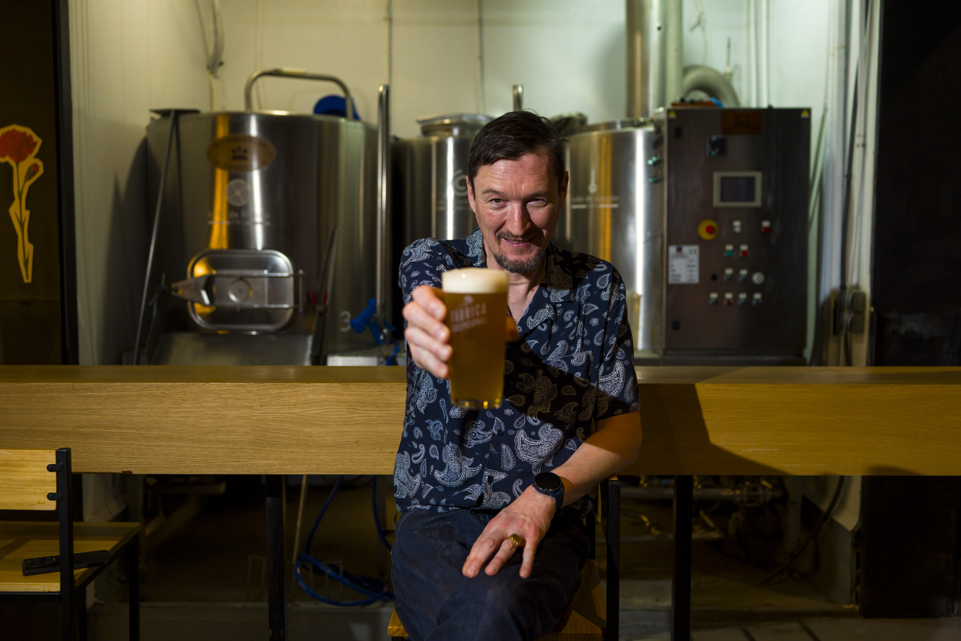 Los artesanos de la cerveza que regentan la única fábrica (con bar) que existe en el corazón de Madrid: "Es un producto vivo y sensible al que no le gusta viajar"
