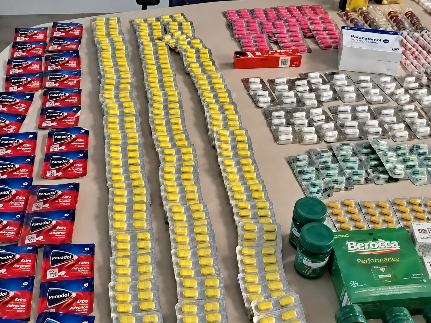 Detienen a la dueña de un locutorio en Vallecas que vendía anticonceptivos y viagra de marca blanca 
