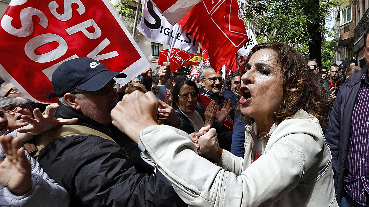 22 reuniones de la cloaca del PSOE: una masa de militantes se concentró en la puerta de Ferraz mientras dentro se fundaba la trama con un cargo de Moncloa presente