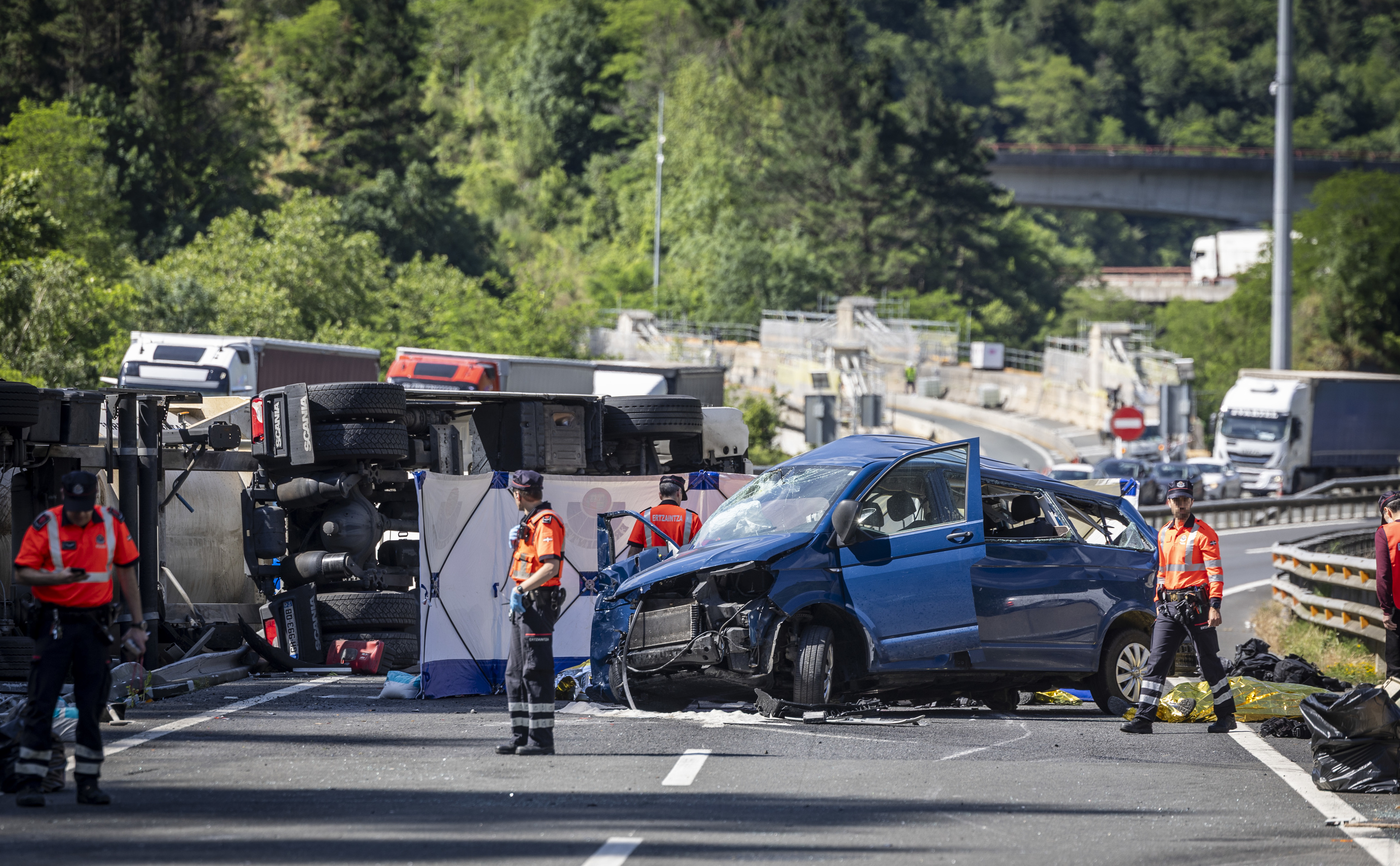 Un comisario "siempre dispuesto a ayudar", un agente "leal y sacrificado"... así eran los cinco policías forales fallecidos en el trágico accidente de la AP-8 El funeral de los uniformados será el viernes a las 19:00 horas en la Catedral de Pamplona Leer