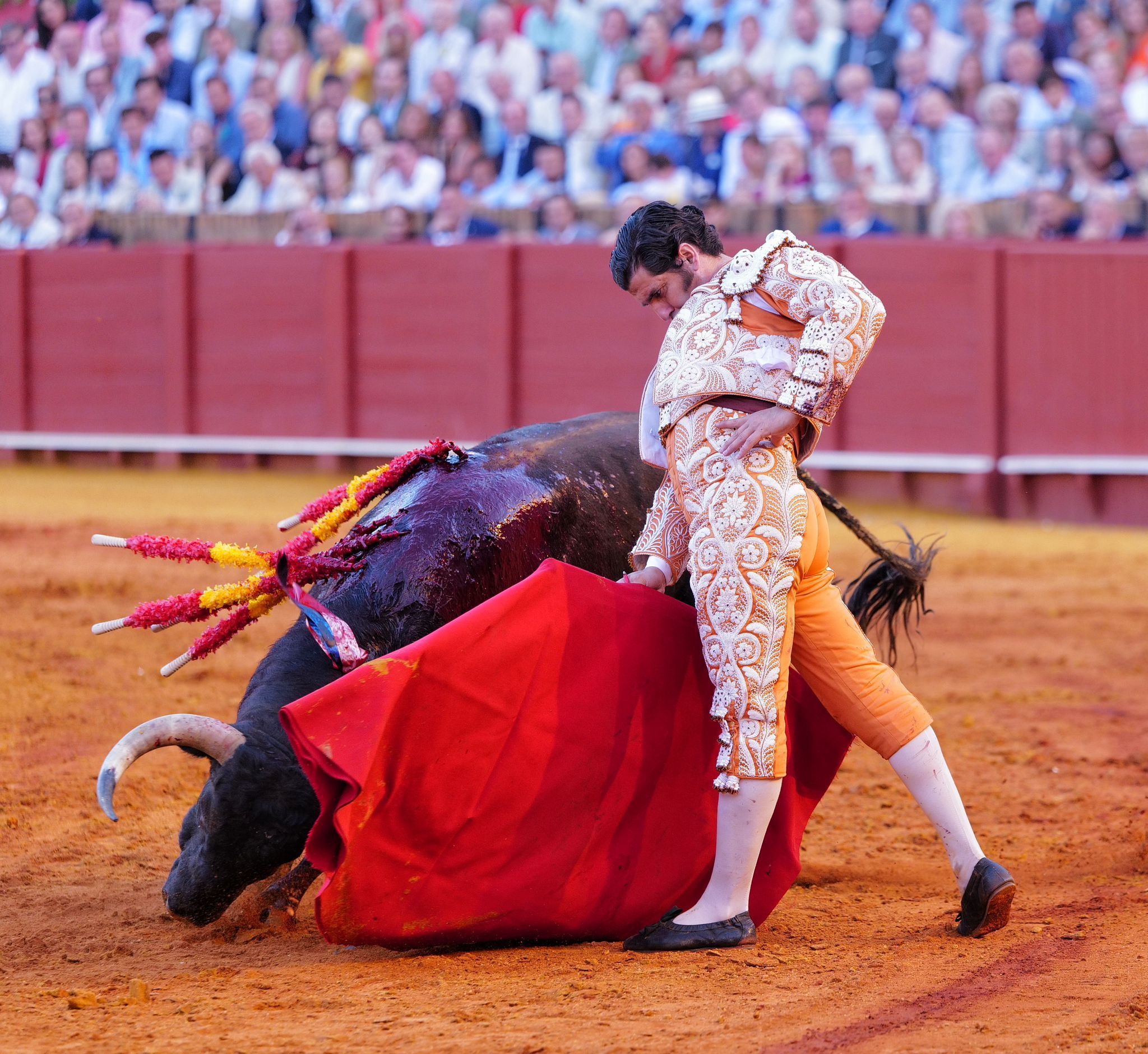 La superioridad de Morante maquilla con la Puerta del Príncipe un petardo en Sevilla