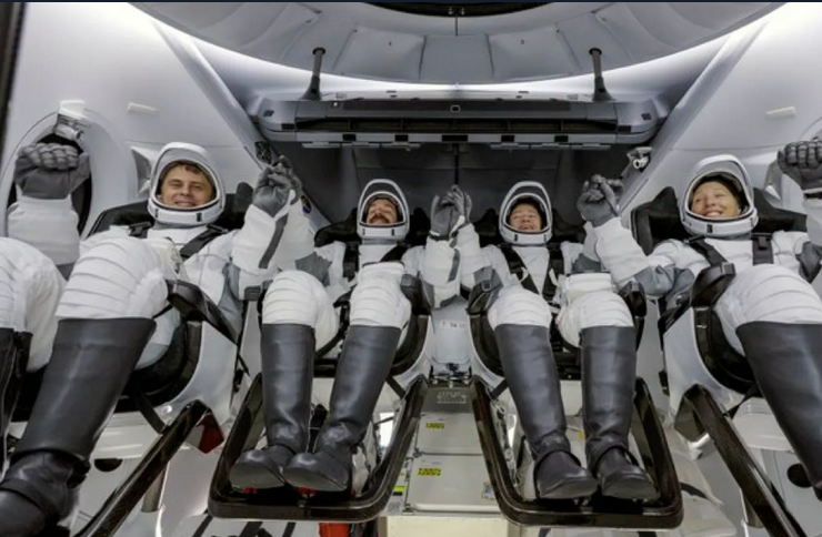La NASA prepara a los astronautas para una posible evacuación de la Estación Espacial Internacional por una fuga de aire