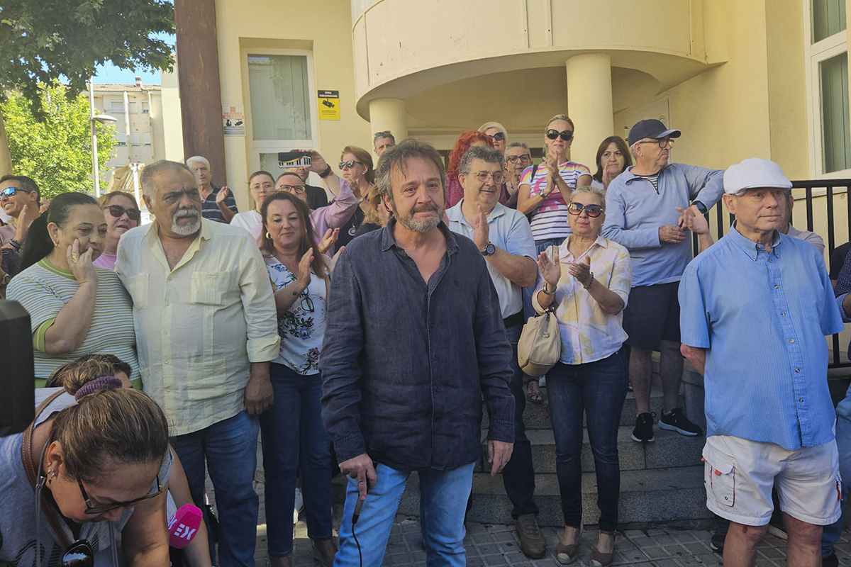 El burócrata que se convierte en símbolo de la resistencia p